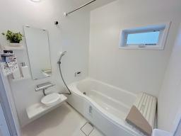 浴室(LIXIL)上質で快適な装備に包まれたバスルーム。ホワイトを基調とした清潔感のある浴室です。一日の疲れが癒されそう。
