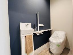 トイレ（LIXIL）セパレートタイプの手洗い器が付いた、ローシルエットトイレでスッキリした印象のトイレ空間。