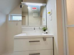 洗面（LIXIL）お手入れしやすさ、使いやすさを備えています。三面鏡の裏もたっぷり収納！スタイリッシュで使いやすく機能的です。