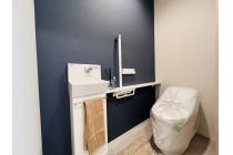 トイレ（LIXIL）セパレートタイプの手洗い器が付いた、ローシルエットトイレでスッキリした印象のトイレ空間。