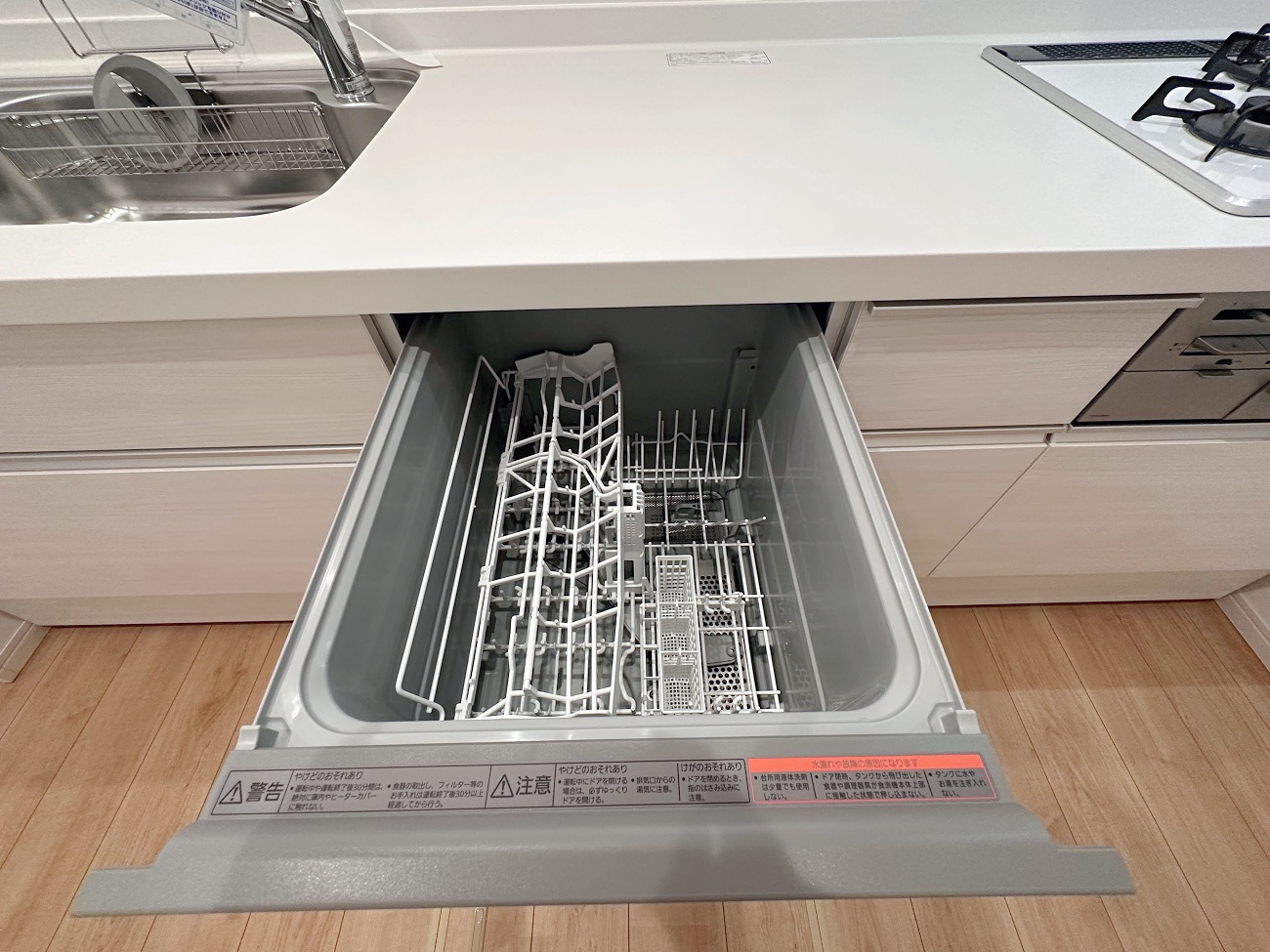 食器洗い乾燥機 ラクな姿勢で使いやすいフルオープンスライド式。