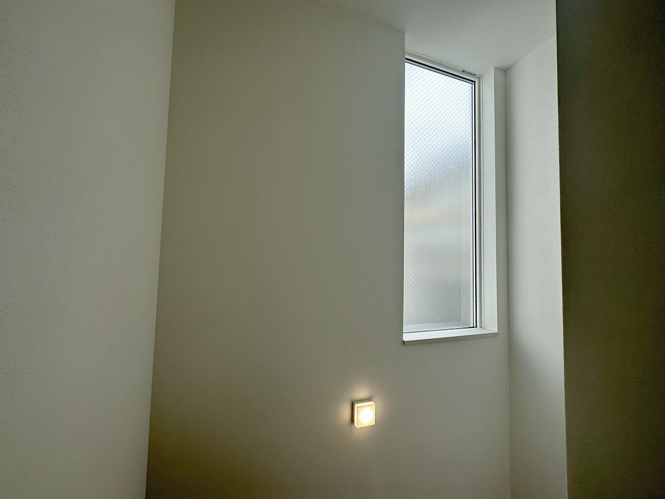 光を取り込み開放感を生む、階段の大きな窓。
