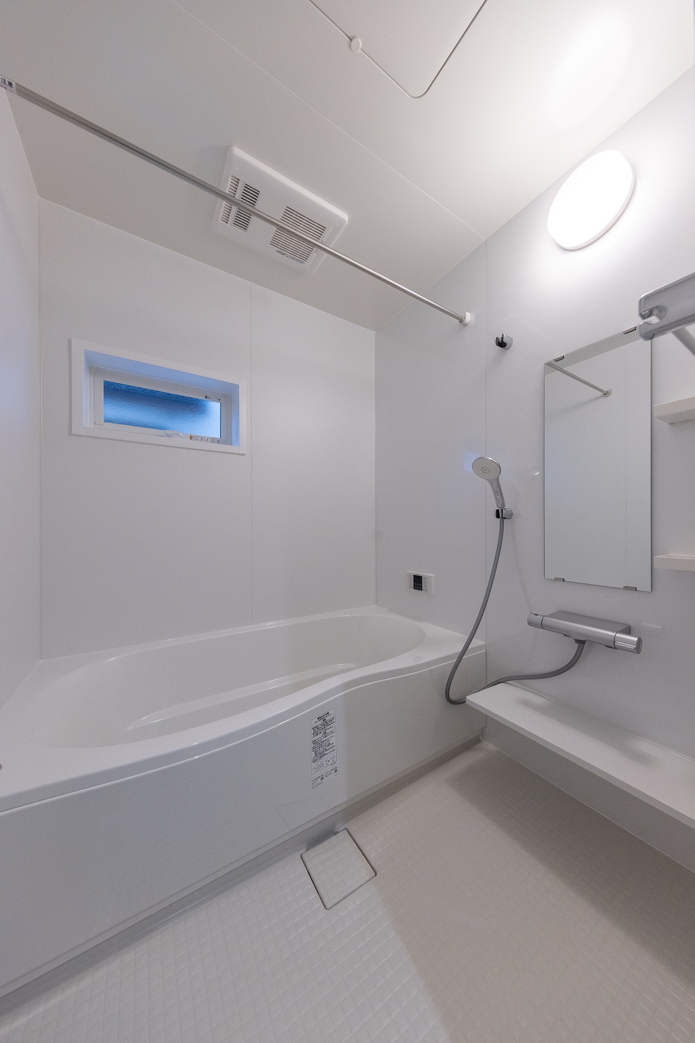 浴室　特徴のあるアクセントパネルでこだわりの浴室空間。浴室乾燥機も標準採用です。