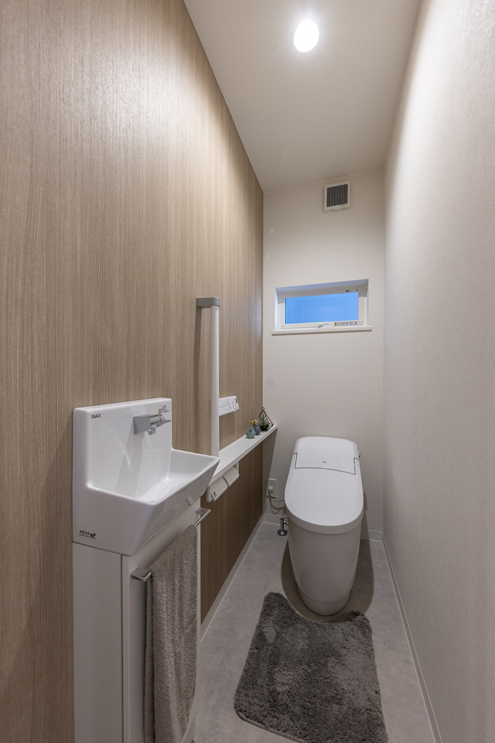 トイレ　セパレートタイプの手洗い器が付いた、ローシルエットトイレでスッキリした印象のトイレ空間。