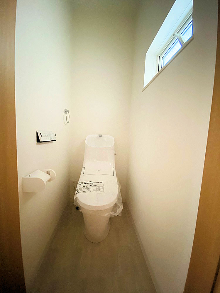 【3号地】トイレ 2階(LIXIL)キレイが続く、掃除のしやすさにこだわったトイレ。換気扇、棚手すり窓付きです。