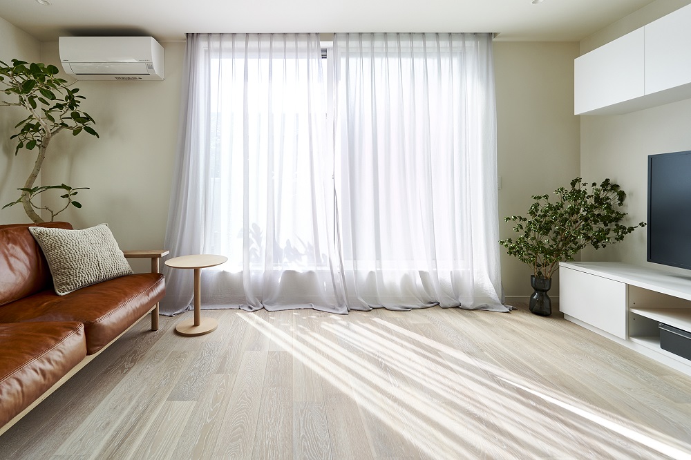 【７号地・モデルハウス】ＬＤＫと１階廊下のには、天然木の挽板「ライブナチュラルプレミアム」を採用。裸足で歩きたくなる床材です。どうぞ床の上の幸せな時間をお過ごしください！