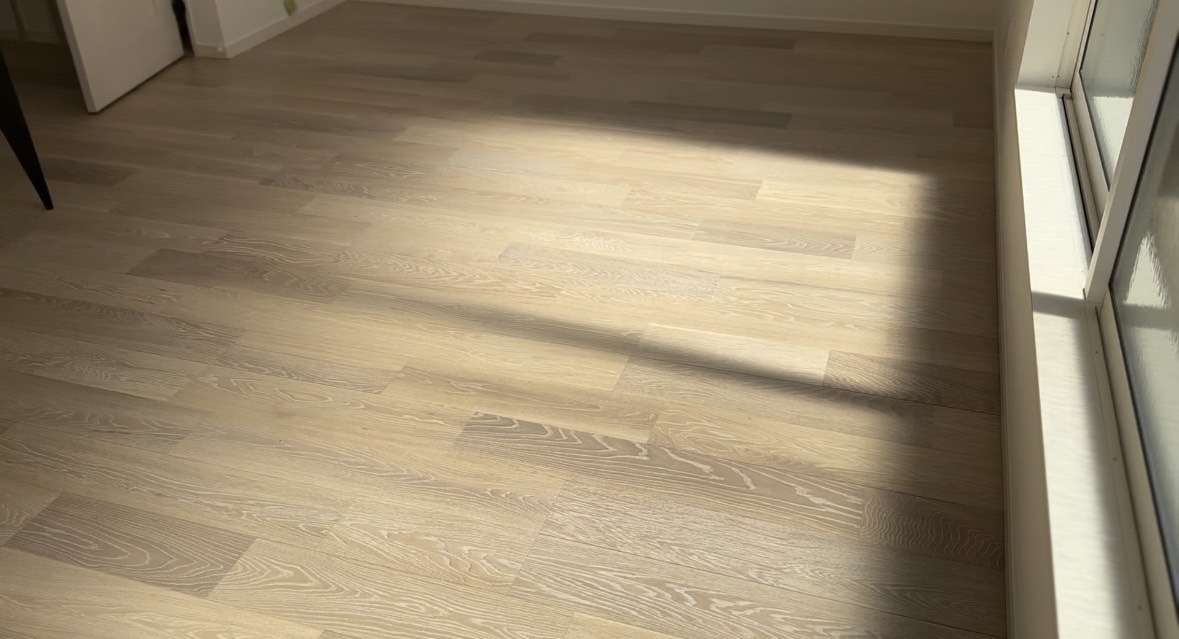 ＬＤＫのフローリングは朝日ウッドテックのライブナチュラルプレミアムを採用。裸足で歩きたくなる天然木の贅沢な床材。