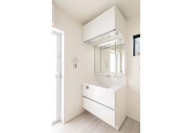 機能性に優れた三面鏡（長寿命・省電力のスリムLED付）と、豊富な収納キャビネットがついたスタイリッシュな洗面化粧台です。※物件によりカラーや設置イメージが異なる場合があります。