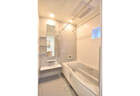 お湯が冷めにくい、浴槽保温材と保温組フタの‟ダブル保温”構造。くるりんポイ排水口など毎日のお手入れもラクラク。ガス温水浴室暖房乾燥機付です。※物件によりカラーや設置イメージが異なる場合があります。