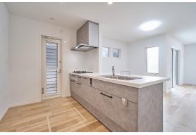 コンロ側を壁に付けたペニンシュラタイプのキッチン。対面の見通しのよさを生かしながら、スペース効率も考えたキッチンです。※物件によりカラーや設置イメージが異なる場合があります。