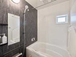 バスルーム　毎日のお手入れがしやすい工夫と心地よい使用感を兼ね備えた、シンプルデザインのシステムバス。