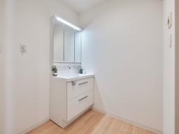 洗面化粧台　機能性に優れた三面鏡（長寿命・省電力のスリムLED付）と、豊富な収納キャビネットがついたスタイリッシュな洗面化粧台です。