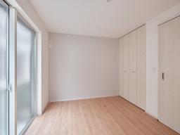 1階5.6帖　クローゼット付きの居室です♪