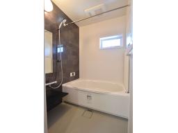 お湯が冷めにくい、浴槽保温材と保温組フタの‟ダブル保温”構造。くるりんポイ排水口など毎日のお手入れもラクラク。ガス温水浴室暖房乾燥機付です。