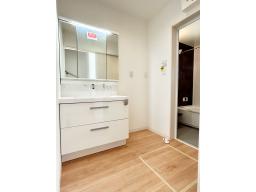 スリムＬＥＤ照明・３面鏡・全収納。家族の小物の整理に便利なミラーキャビネット。アッパーキャビネットやタオルクリップも付いてます。