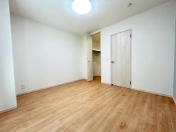 【1階6.7帖】ウォークインクローゼット付！荷物がすっきり片付きます！