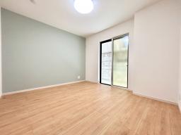 【1階6.7帖】プライバシーを保ちやすい振り分けタイプの間取りです。