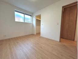 １階6畳洋室　玄関から入ってすぐ！趣味に合わせて使って頂けるよう収納に便利なWICを設置し、シンプルに仕上げました。