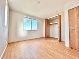 3階7.5帖洋室　寝室や子供部屋に。収納付きなので家具のレイアウトも楽しくなりそう♪