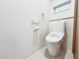 1階トイレ。トイレも2か所と充実しており、ご家族で使い分けることもできます。