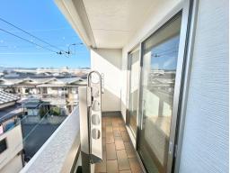 3階バルコニー　観葉植物を置いたり、ちょっとした休憩スペースとして活用することもできます。