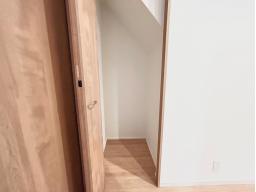 洗面所やトイレなど収納スペースが少ない場所の近くに廊下収納を設けることで、洗剤やトイレットペーパーなどのストックを収納するのに便利です.﻿