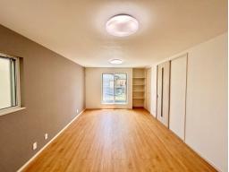 約16帖の広々リビングはダイニングテーブルとソファを置いても、お子様が遊ぶスペースを十分に確保。家族が思い思いの時間を過ごしながら、同じ空間にいられる広さです。