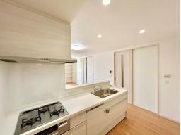 夕食後の片付けは食器洗い乾燥機にお任せ。家族でゆっくり過ごす時間を増やすキッチン。手元から足元までがすべてスライド式で収納力抜群のシステムキッチン。３口コンロ・オールインワン浄水栓付きです。