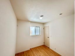 1階　5.2帖洋室　1階に水回りがそろっていますので、移動距離が短くなり、家事効率が向上します。特に、入浴、洗濯、部屋干しなどの家事を同時進行しやすいです！