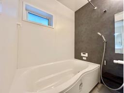 親子で入っても広々。一日の疲れをゆったり癒すバスタイムを。キレイサーモフロアにより冬でも足元が冷たくなりにくく快適。まる洗いカウンターは壁から外して丸ごと洗えるため掃除も簡単。換気乾燥暖房機付きです。