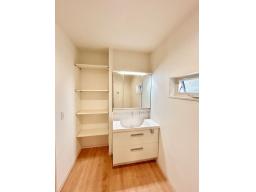 洗面にはリネン庫を配置。タオルや下着、パジャマなどをまとめて収納でき、洗面所が散らかりにくくなります。