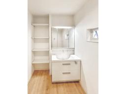 散らかりがちなタオルや小物もすっきり収まる収納付きで、洗面まわりはいつもきれい。忙しい日常に、ゆとりと心地よさをくれる洗面空間です。