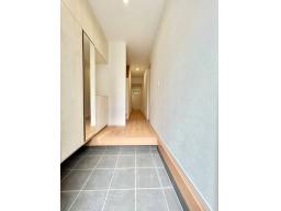 玄関はシューズクローゼット付きです。