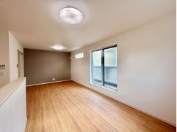 リビングはバルコニーに面していますので、明るく開放感のある印象です。アクセントクロスがおしゃれ！