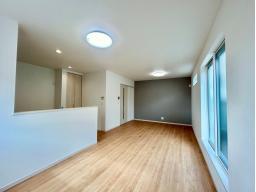 16帖の広々LDK。木の温もりを感じる開放的な空間。家族が自然に集まり、くつろげるリビングが魅力