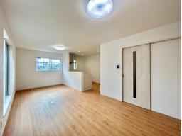 対面式のシステムキッチンでお料理しながらお子様の宿題や、遊んでいる様子を確認することもできます♪