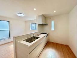 家族やご友人との会話も楽しめる広々リビングや、料理がはかどる3口コンロなど、使いやすい工夫がいっぱいのシステムキッチン。 洗練されたデザインと優れた使いやすさで、毎日の家事も楽しくなります。