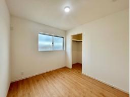 3階5.2帖洋室　大切なプライベート空間。趣味に合わせて使って頂けるよう収納に便利なWICを設置し、シンプルに仕上げました。