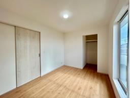 3階6帖のォークインクローゼット。普段利用する衣服だけでなく、スーツケースや季節物も一箇所に収納できるため、衣替えの手間を省けます。