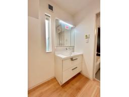 洗面スペースも広々していて、忙しい朝のご準備も快適です。