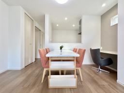 対面式キッチンでご家族、ご友人との語らいも楽しめます。※掲載写真の家具・インテリアはイメージ配置のためのものであり、お渡し時には付属しません。