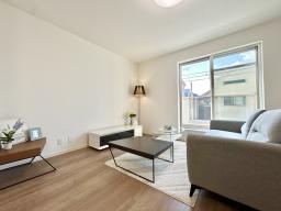 リビングはバルコニーに面していますので、明るく開放感のある印象です。※掲載写真の家具・インテリアはイメージ配置のためのものであり、お渡し時には付属しません。