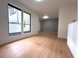 バルコニーに面した窓から光が差し込み、風通しも良くなるため、明るく開放的な空間になります.