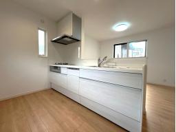 リビングで遊ぶ子供たちの様子を見守り、会話に加わりながら料理ができます。孤立しがちなキッチン作業が、家族と繋がる時間に変わる。自然と笑顔が増える設計です。