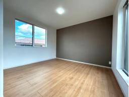 2階　8帖　バルコニーに面したお部屋なので、通風・採光ともに良好です。