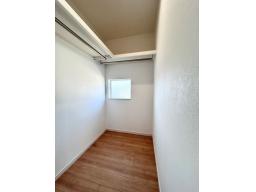 8帖のウォークインクローゼット。普段利用する衣服だけでなく、スーツケースや季節物も一箇所に収納できるため、衣替えの手間を省けます。