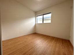 2階　5.3帖　クローゼット付きの使いやすそうなお部屋です。子供部屋や書斎に。