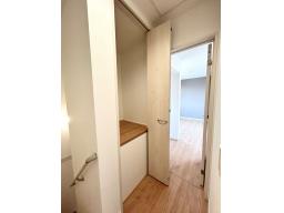 3階廊下部分には収納スペースがあります！各部屋からアクセスしやすいため、収納した物を出し入れするのに便利です。掃除用具の保管や季節ものの保管に♪