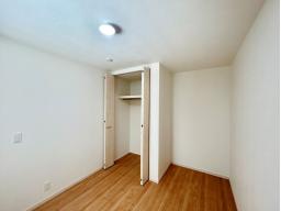 1階　5.2帖洋室　大切なプライベート空間。趣味に合わせて使って頂けるようシンプルに仕上げました。