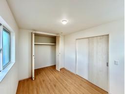 3階　6帖　備え付けられているクローゼットに衣類や小物をまとめて収納できるため、部屋に物が散らかりにくいです。